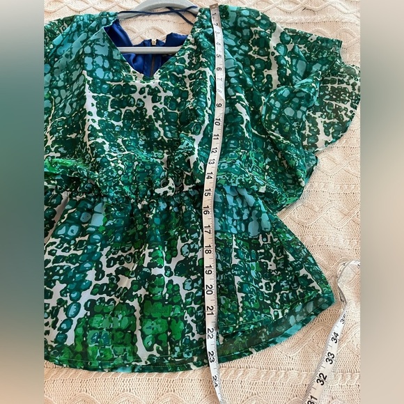 Jennifer Lopez Sleek Green Patterned Large Tiered Sleeve Blouse Women’s size S - Picture 11 of 15